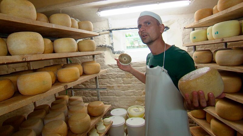 In Redleffs Schatzkammer lagern 1000 Kilogramm Schafskäse – Bild: NDR/​Jess Hansen