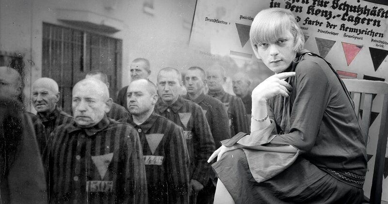 Queere Menschen werden vom NS-Staat brutal verfolgt. Viele werden in Konzentrationslagern inhaftiert. Auf ihrer Häftlingskleidung müssen sie teilweise den sogenannten Rosa Winkel als besonderes Kennzeichen tragen. – Bild: ZDF und Bianca Büdenbender, Autorenkombinat