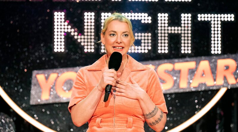 Kristina Bogansky berichtet von ihren Erfahrungen bei einer neuen Trainingseinheit im Frauenfitnessstudio, die etwas anders als erwartet verlief.; WDR Fernsehen LADIES NIGHT YOUNGSTARS, am Samstag (19.10.24) um 23:15 Uhr. – Bild: WDR/​Melanie Grande