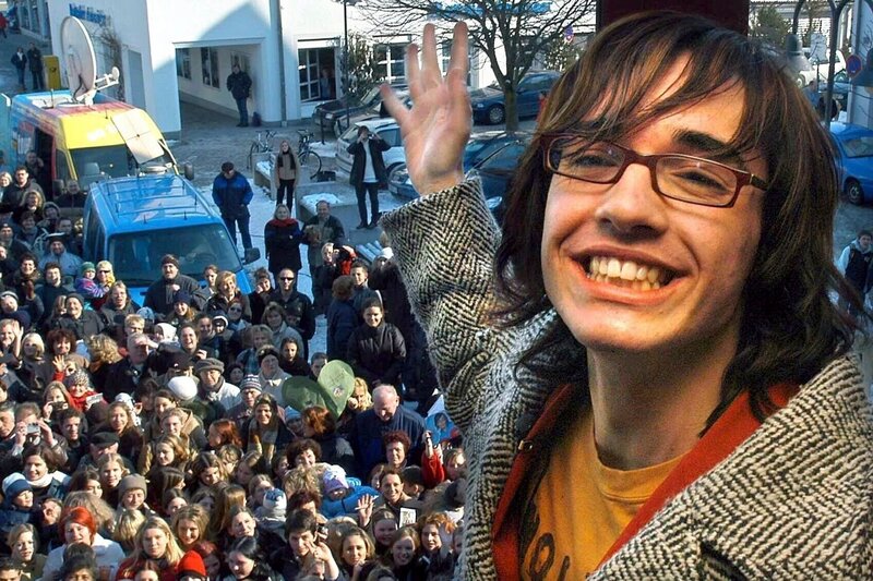 Daniel Küblböck, Kandidat der RTL-Show „Deutschland sucht den Superstar“, winkt vom Fenster des Rathauses im niederbayerischen Eggenfelden seinen Fans zu. – Bild: Armin Weigel /​ BR, Gebrüder Beetz Filmproduktion