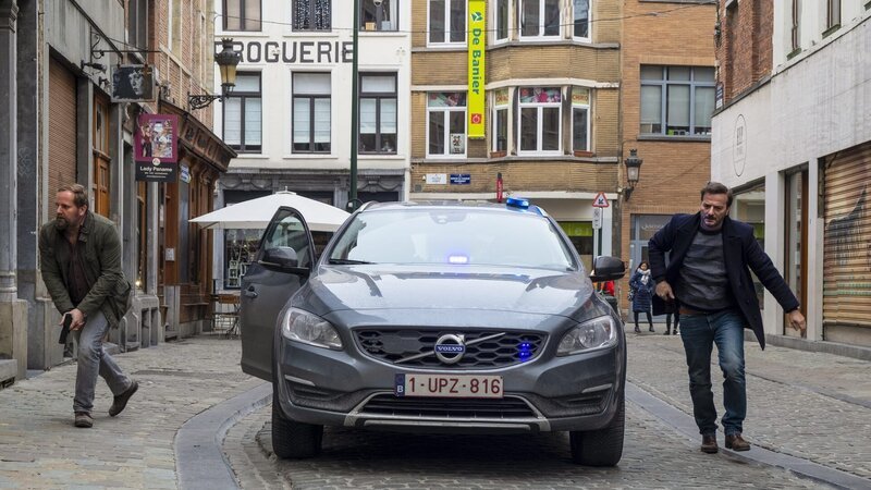 Bob Franck (Tom Audenaert, l.) und Samuel Leroy (Patrick Ridremont, r.) haben das geortete Auto von Patricia Remacle eingekesselt und nehmen den Fahrer fest. – Bild: ZDF