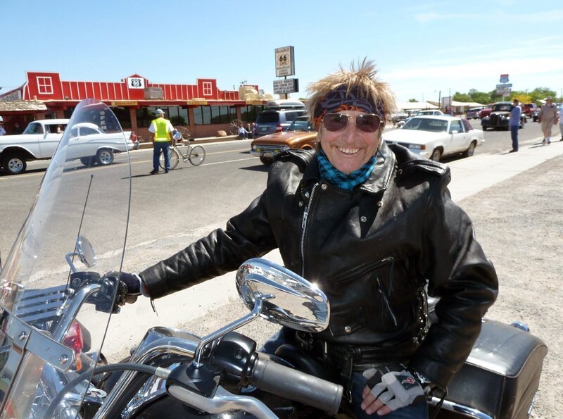 Martin Semmelrogge, deutscher Schauspieler und Motorradfan, auf der Route 66 im Norden Arizonas. – Bild: BR/​SR/​Karl Teuschl/​Karl Teuschl