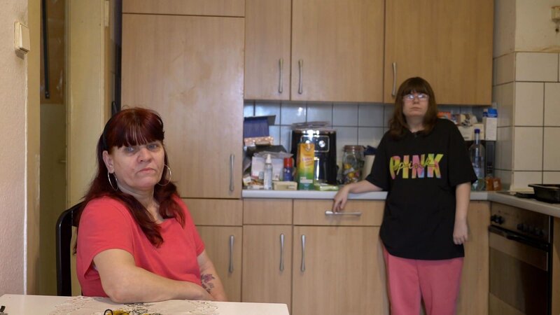 Petra hängt die Jobsuche vorerst an den Nagel, um für Tochter Selina da zu sein – Bild: RTLZWEI, UFA SHOW & FACTUAL