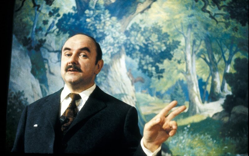 Theodor Hierneis (Walter Sedlmayr) besucht als erfolgreicher Unternehmer noch einmal die Stätten seines ehemaligen Wirkens und erzählt dabei aus seinen Erinnerungen. – Bild: BR/Syberberg Filmoproduktion, Bayerischer Rundfunk Theodor Hierneis (Walter Sedlmayr) besucht als erfolgreicher Unternehmer noch einmal die Stätten seines ehemaligen Wirkens und erzählt dabei aus seinen Erinnerungen. – Bild: BR/Syberberg Filmoproduktion, Bayerischer Rundfunk