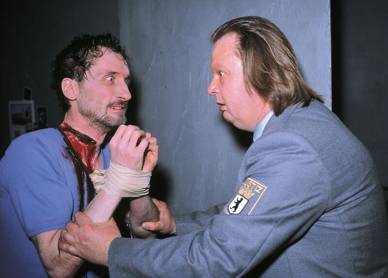 Der Wächter Roth (Andreas Ammann, r.) findet einen blutüberströmten Gefangenen (Komparse) in dessen Zelle. – Bild: RTL