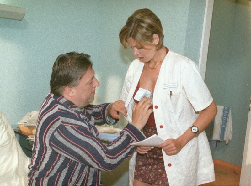 Bruno Klepp (Hans-Juergen Huerrig) will Schwester Yvonne (Maren Gilzer) bestechen. – Bild: MDR/​Laue