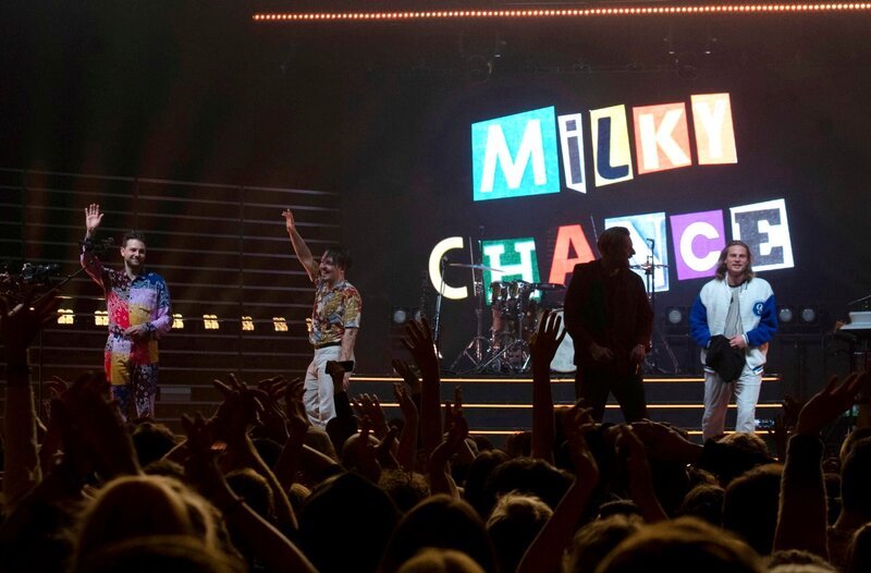 Milky Chance: Philipp Dausch (li.) und Clemens Rehbein mit Band glücklich aber geschafft nach einem Konzert. – Bild: HR