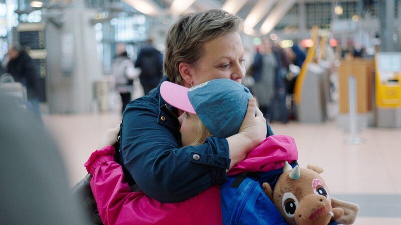 Frau Bafané (Gabriela Maria Schmeide, l.) verabschiedet sich von Benni (Helena Zengel, r.), bevor Benni nach Afrika fliegen soll. – Bild: ZDF