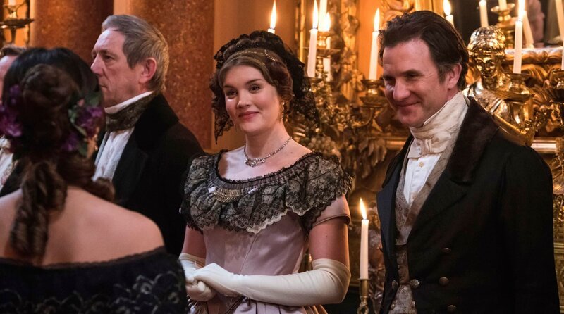 Lady Lovelace (Emerald Fennell, l.) und Charles Babbage (Jo Stone-Fewings) – Bild: WDR/​Mammoth Screen Limited 2016/​ITV