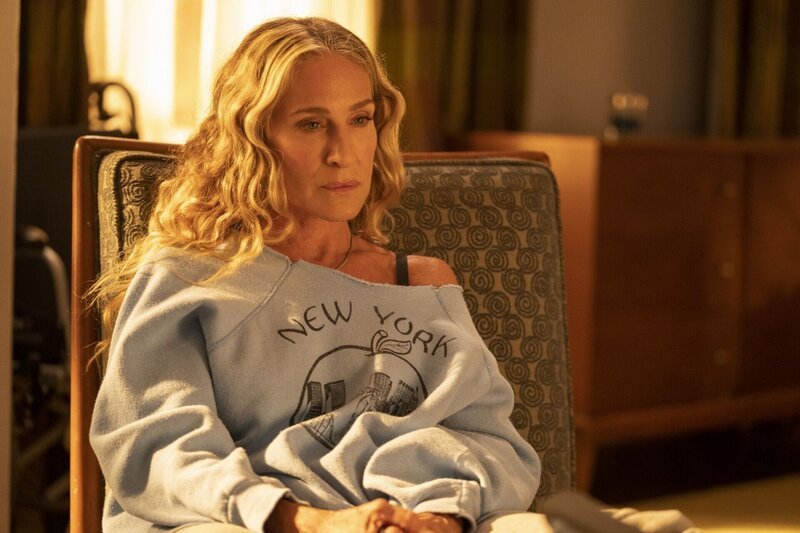 Carrie Bradshaw (Sarah Jessica Parker) – Bild: RTL /​ ©2021 WarnerMedia Direct, LLC. All Rights Reserved. HBO Max is used under license. /​ Hüfte vs. Heels