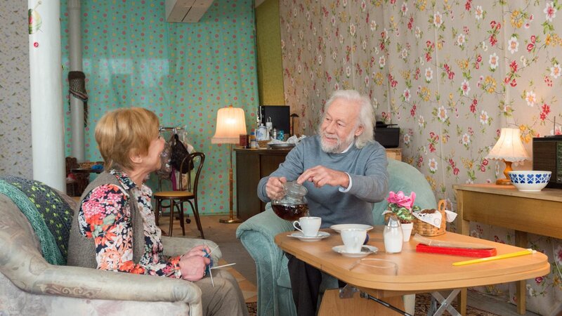 Die älteren Herrschaften aus Leonies Laden sind ratlos: Wie soll es denn nun weitergehen? Der Laden war für sie ein wichtiger Treffpunkt. Werden sie es schaffen, das soziale Projekt auch nach Leonies Tod am Leben zu erhalten? (v.l.n.r.: Margot Rothweiler, Rolf Gevelmann). – Bild: ZDF