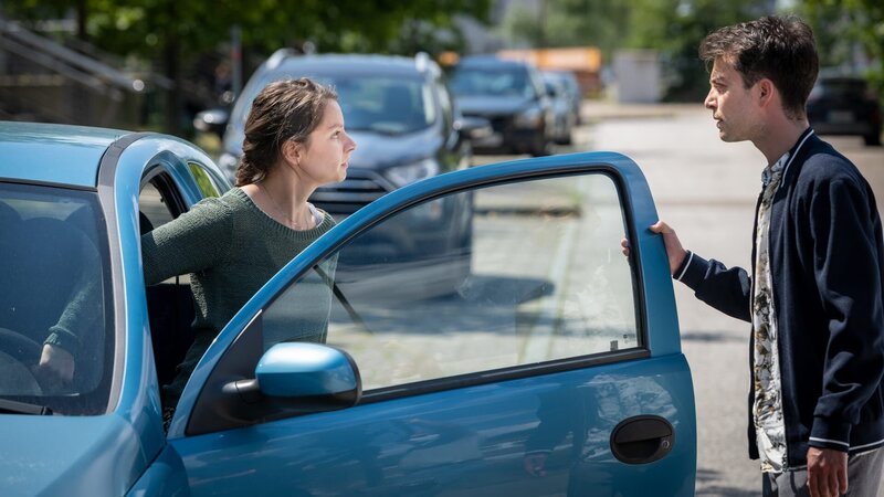 Tim (Max Hegewald) und Laura (Johanna Kolberg) streiten sich über die Zukunft von Malte. – Bild: ZDF