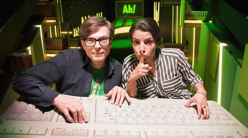 Hack ist auch was für Vegetarier, solange es um Computerkram geht: „Wissen macht Ah!“ klärt alle auf, die keine Ahnung von Algorithmen haben und verrät, warum sie unser Online-Leben bestimmen. Ralph und Clarissa zeigen, worauf jeder achten sollte, der Fotos ins Internet stellt – und wie Verschlüsselung funktioniert. Völlig unverschlüsselt gibt es auch Antwort auf z.B. folgende Frage: Was klicke ich da ungelesen weg, bevor ich eine App herunterlade? – Bild: BR/​WDR/​Thorsten Schneider