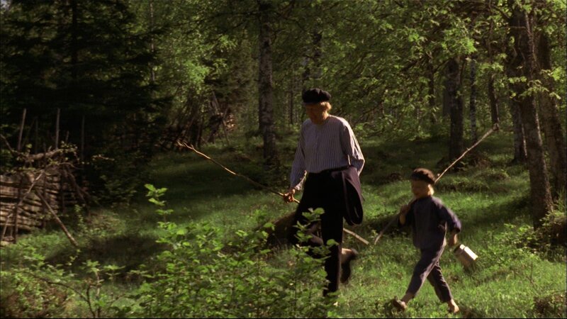 Michel (Jahn Olsson, r.) geht mit seinem Freund Alfred (Björn Gustafon, l.) zum Fischen. – Bild: ZDF