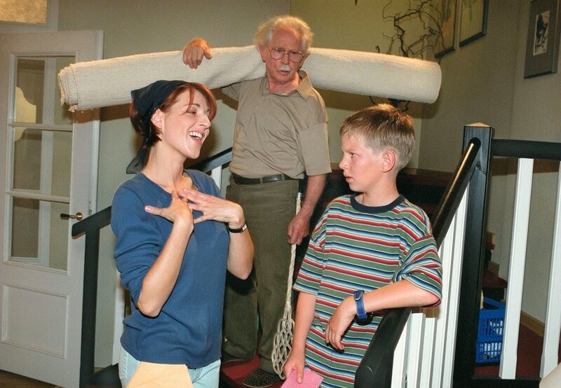 MDR Fernsehen IN ALLER FREUNDSCHAFT, FOLGE 42, „Was am Ende übrig bleibt“, am Mittwoch (14.03.12) um 12:30 Uhr. In der Villa Kreutzer ist großer Hausputz angesagt. Bevor Jakob Heilmann (Karsten Kühn) zum Fußballspiel abgeholt wird, hat er angeboten, Opa Friedrich Steinbach (Fred Delmare, Treppe) und seiner Mutter Pia Heilmann (Hendrikje Fitz) zu helfen. – Bild: MDR/​Laue