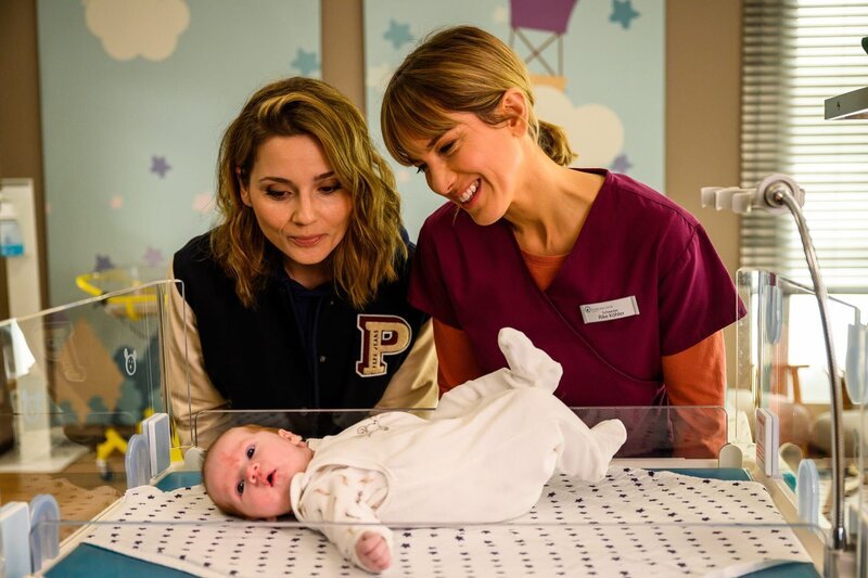 Anne Jahnke (Linda Marlen Runge, l.), Rike Köhler (Isabell Horn, r.) und Baby Luis (Komparse) – Bild: ZDF