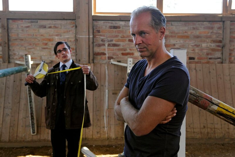 MDR Fernsehen DIE STEIN II. STAFFEL FOLGE 23, „Neues altes Glück“, am Sonntag (18.01.15) um 13:05 Uhr. Der Gutachter vom Bauamt (Hannes Wegener, l.) geht Stefan Hagen (Jochen Horst, r.) mit seinen pedantischen Auflagen gehörig auf die Nerven. – Bild: MDR/​Claudius Pflug