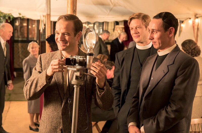 v.l. Daniel Marlowe (Oliver Dimsdale), Sidney Chambers (James Norton) und Leonard Finch (Al Waever) – Bild: WDR/​ITV