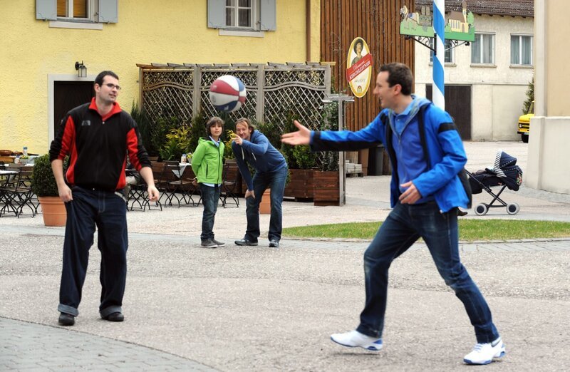 Gregor und Felix schauen David und André beim Basketballspielen zu. Von links: David (Marco Michel), Felix Kramer (Shayan Hartmann), Gregor Brunner (Holger M. Wilhelm) und André (Andre Schleiernick). – Bild: BR/​Marco Orlando Pichler