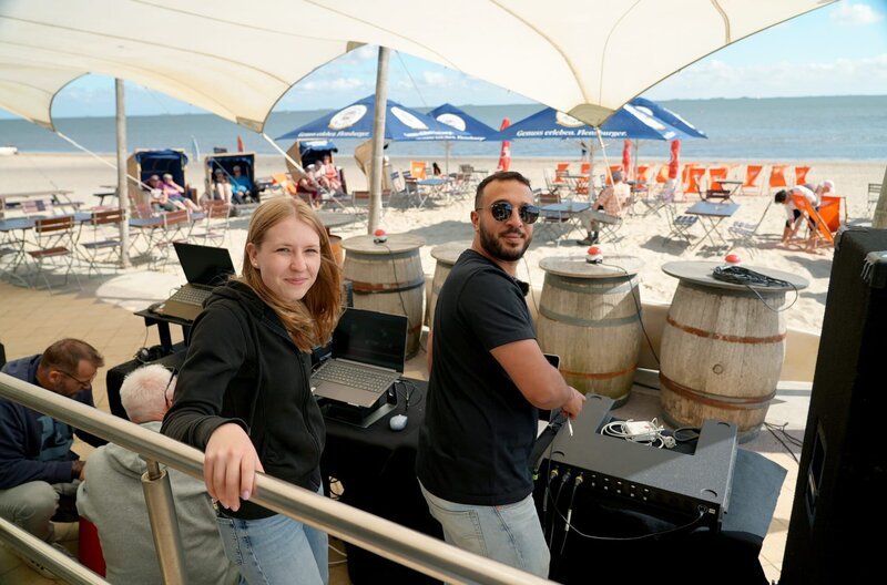 Letzte Vorbereitungen für die Party am Südstrand: Veranstaltungsleiter Roberto Caso und Azubine Amelie Peters. – Bild: NDR/Rudolf Fromeyer Letzte Vorbereitungen für die Party am Südstrand: Veranstaltungsleiter Roberto Caso und Azubine Amelie Peters. – Bild: NDR/Rudolf Fromeyer