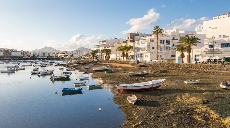 Ruhige Buchten und malerische Hafenstädtchen machen Inseln wie Lanzarote zu einem beliebten Urlaubsziel. – Bild: Phoenix/​ZDF/​Patricia Brouard