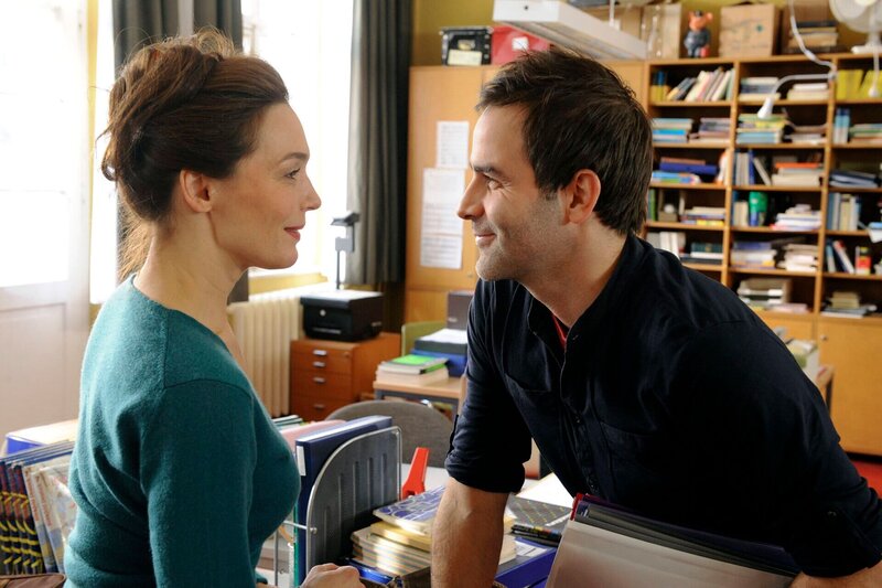 MDR Fernsehen DIE STEIN II. STAFFEL FOLGE 22, „Entscheidungen“, am Sonntag (30.11.14) um 12:35 Uhr. Flirt im Lehrerzimmer: Katja Stein (Julia Stemberger, l.) und Johann Hofer (Beat Marti, r.). – Bild: MDR/​Claudius Pflug