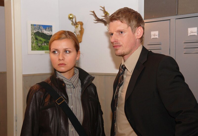10 Uhr im Ersten. Sowohl Jana (Jessica Boehrs, l.) als auch Felix (Martin Gruber, r.) zweifeln an Johanns Unschuld. – Bild: ARD/​Jo Bischoff