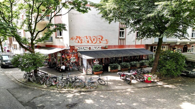 „Kleine Pause“ – Touristen, Partytiger und Kiezgrößen auf 35 qm Verkaufsfläche, zwischen Schanze, Altona und Reeperbahn. – Bild: NDR/​VP Vollprogramm Film- und Fernsehproduktion GmbH/​Uwe Kielhorn