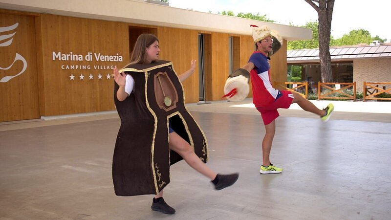 Entertainment-Praktikantin Yüksel (li.) bekommt eine Rolle bei einem Musical. Das ist ihre Chance, sich zu beweisen.. – Bild: RTLZWEI