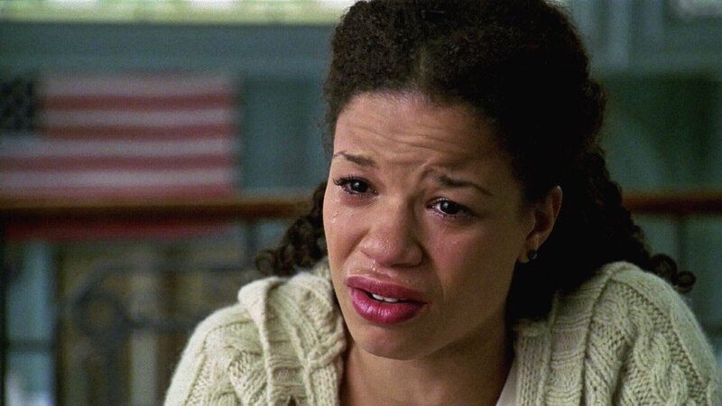 Völlig verzweifelt sitzt Sarah Rendell (Nicole Leach) auf dem Polizeirevier. Sie wird verdächtigt, ein kleines Mädchen misshandelt zu haben. Kann sie ihre unschuld beweisen? – Bild: TVNOW