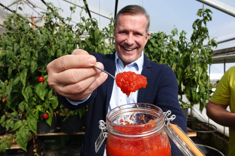 Alexander Herrmann mit Chilimarmelade in der Gärtnerei Förth in Neusorg im Landkreis Tirschenreuth in der Oberpfalz. – Bild: BR/​Jürgen Endriß