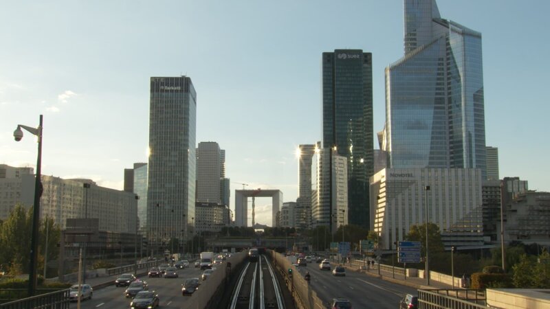 Die „Grande Arche“ im Stadtteil „La Défense“ ist eine der Megabauten François Mitterrands, mit der der Staatspräsident sich im Stadtbild von Paris verewigen wollte. – Bild: ZDF und Icône Production