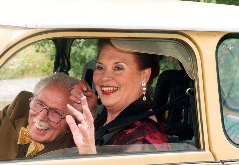 Charlotte Gaus (Ursula Karusseit) und Friedrich Steinbach (Fred Delmare) haben sich gemeinsam zum Tanzen verabredet. Doch das vergnügliche Tanzabenteuer endet mit einem Malheur … – Bild: MDR/​Laue