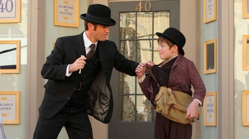 Detective Murdoch (Yannick Bisson) und Dorrie (Jason Spevack). – Bild: WDR/​Stephen Scott