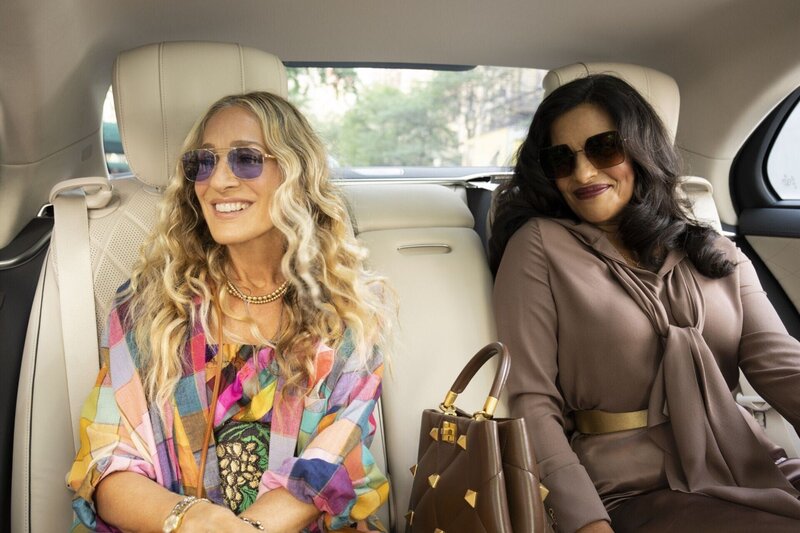 Carrie Bradshaw (l. Sarah Jessica Parker) und Seema Patel (Sarita Choudhury) – Bild: RTL ©2021 WarnerMedia Direct