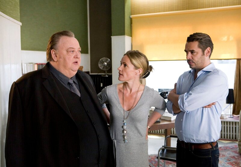 ARD DER DICKE III. STAFFEL FOLGE 28 (WH), „Zwischen den Stühlen“, am Freitag um 18:50 Uhr im ERSTEN. Illegale Auslandsadoption? Maria Bentheim (Karoline Eichhorn, M.) und ihr Mann Kurt (Tobias Oertel, r.) wenden sich verzweifelt an Gregor Ehrenberg (Dieter Pfaff, l.): das Jugendamt will ihnen ihre kleine Adoptivtochter Laura wegnehmen. – Bild: ARD/​Georges Pauly