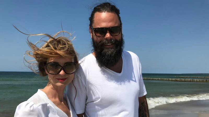 Am herrlichen Ostseestrand von Ahrenshoop, gegenüber vom „The Grand“- Daniela und Oliver Schmidt. – Bild: NDR/​Populärfilm