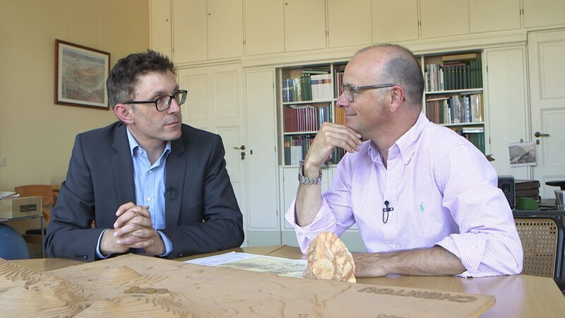 Karsten Schwanke Philipp (rechts) fragt den Generalsekretär des Deutschen Archäologischen Instituts (DAI), Philipp von Rummel, nach den großen Zukunftsaufgaben der ehrwürdigen Einrichtung. – Bild: BR/​Maximilian Schecker /​ Maximilian Schecker