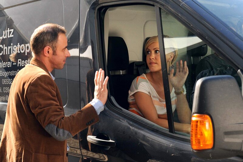 Hauptkommissar Paul Kleinert (Felix Eitner, l.) kann es nicht glauben – Klara (Wolke Hegenbarth, r.) will zu ihrem Freund Lutz ziehen. – Bild: ARD/​Hardy Spitz