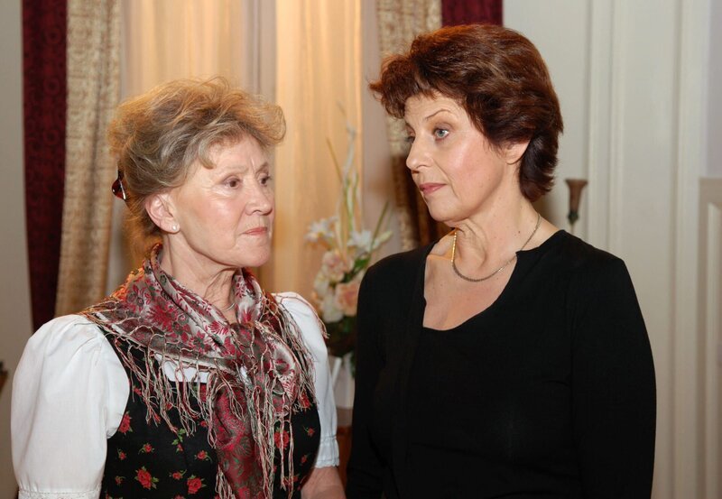 10 Uhr im Ersten. Auch Hildegard (Antje Hagen, l.) versucht, bei Charlotte (Mona Seefried, r.) ein gutes Wort für Ben einzulegen. – Bild: ARD/​Jo Bischoff