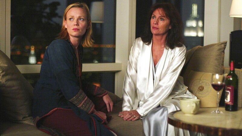 Hilary Barclay (Samantha Mathis, l.) wurde vor Jahren entführt und vergewaltigt. Leider schenkten die Ermittler ihr keinen Glauben, da sie unter massivem Drogeneinfluss stand. Nur ihre Schwester Juliet (Jacqueline Bisset) hat zu ihr gestanden. – Bild: TVNOW /​ Universal