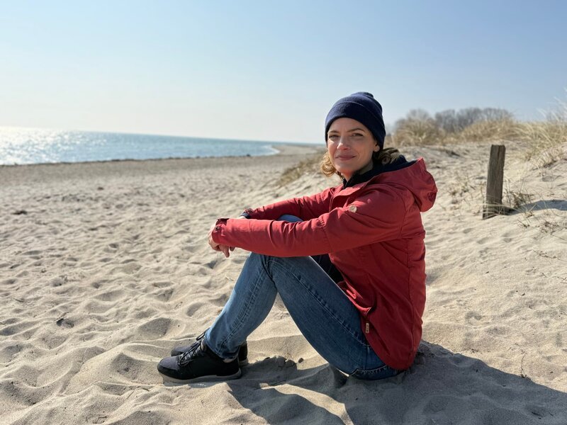 Lena Ganschow am Ostseestrand. – Bild: Boris Geiger /​ BR