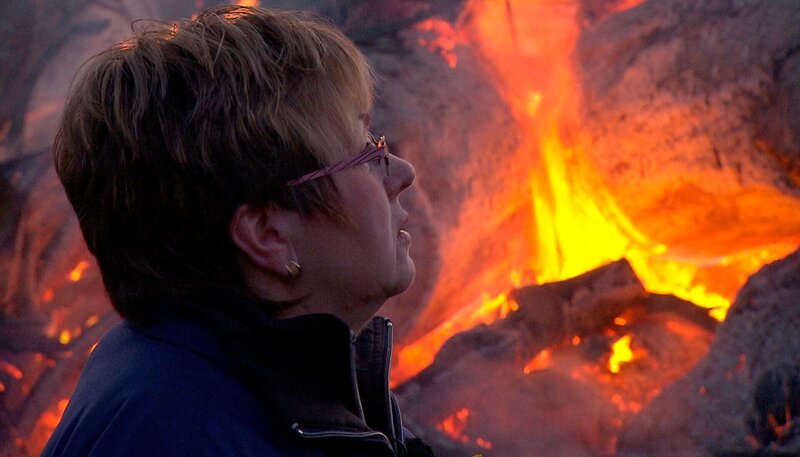 NDR Fernsehen DIE NORDREPORTAGE: KANTINE KRÜGER , "Gut, günstig, ganz weit draußen", am Montag um 18:15 Uhr. Wenn Edda Krüger mal nicht kocht, ist Osterfeuer in Groß Tessin. – Bild: NDR NDR Fernsehen DIE NORDREPORTAGE: KANTINE KRÜGER , "Gut, günstig, ganz weit draußen", am Montag um 18:15 Uhr. Wenn Edda Krüger mal nicht kocht, ist Osterfeuer in Groß Tessin. – Bild: NDR