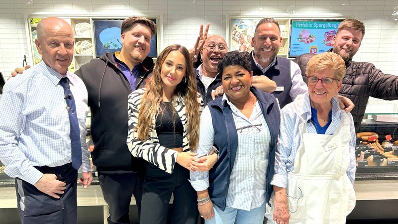 S02E50: Es ist so weit: Das bunte Marktfest am Eigelstein startet und die Stimmung ist ausgelassen. Chef Udo bedankt sich bei seinem Team für den Einsatz beim Umbau und die Neuerungen. Die Crew feiert sich – und auch Alessia Herren ist mit dabei! – Bild: RTLZWEI, Brot & Butter Entertain