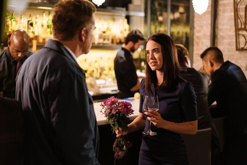 Mugsy Bennigan (Brian Regan, l.); Cappuccino (Cassandra Naud, r.) – Bild: Farmersville Productions, Inc.