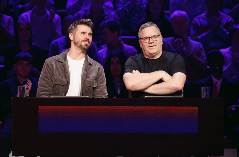 Rateteam-Kapitän Elton (r.) mit Moderator Thore Schölermann (l.). – Bild: ARD/​Morris Mac Matzen