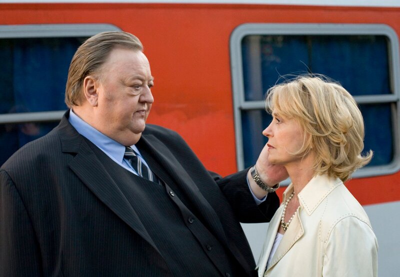 ARD DER DICKE III. STAFFEL FOLGE 29 (WH.), „Voll ins Herz“, am Freitag um 18:50 Uhr im ERSTEN. Schwerer Abschied: Gregor Ehrenbergs (Dieter Pfaff, l.) Ex-Frau Christina (Gisela Schneeberger, r.) fängt ein neues Leben an und das ausgerechnet mit seinem Konkurrenten Brüggmann. – Bild: ARD/​Georges Pauly