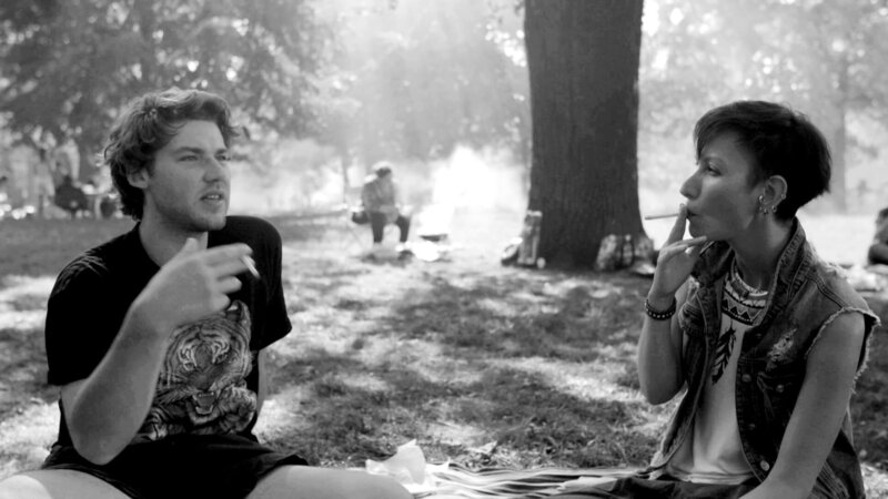 Der Kategorische Imperativ im Tretpower Park: Elena Loevskaya erklärt Jonas wie die Welt aussähe, wenn alle Kantianer wären. – Bild: BR/​rbb