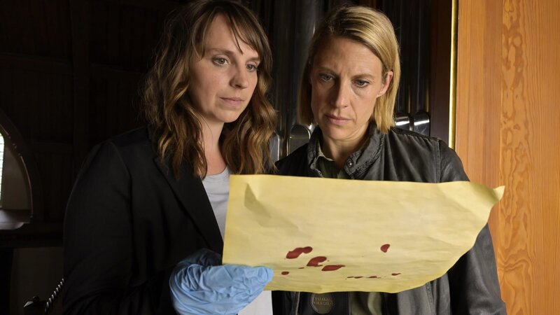 Die Beweissuche in der Kirche gestaltet sich für Tamara (Anja Pahl, l.) und Luna (Caroline Erikson, r.) schwierig. Doch finden sich im Asservatenbeutel mögliche Hinweise? – Bild: ZDF