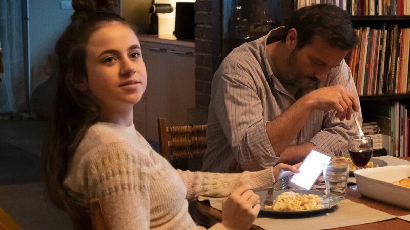 Auch wenn es manchmal Streit gibt, versteht sich Emmy Leroy (Nola Tilman) gut mit ihrem Vater Samuel Leroy (Patrick Ridremont). – Bild: ZDF
